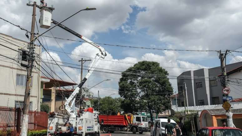 Equipes da Enel tentam restabelecer energia na Rua Catão, na Lapa, zona oeste de São Paulo.