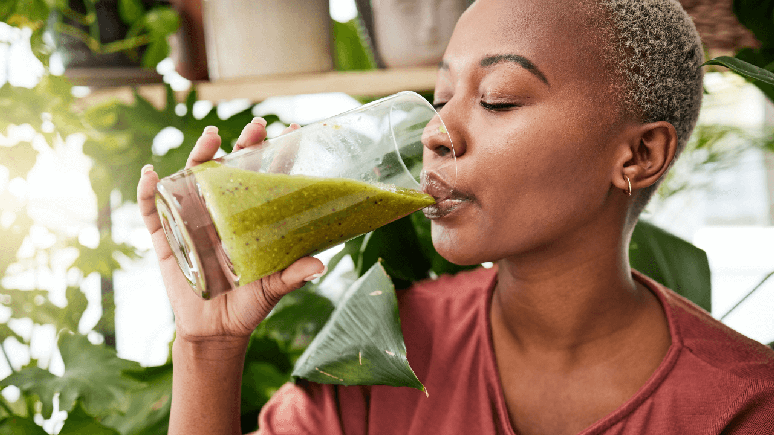 O consumo de sucos detox na dieta traz benefícios à saúde e auxilia na perda de peso / Foto: Shutterstock