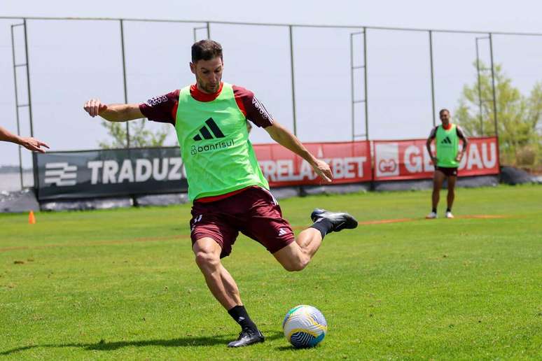 Rogel entrenará y podría jugar contra Gremio -