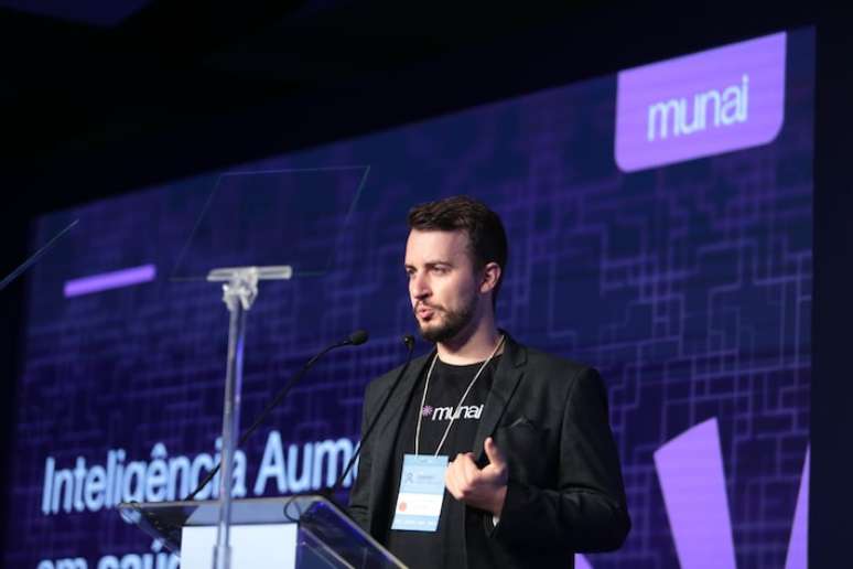 Cristian Rocha, CEO e cofundador da Munai, durante apresentação no Summit Saúde e Bem-Estar