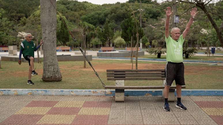 José Batista Leal, de 82 anos, e Pedro Pioli, 84, treinam corrida em São Caetano do Sul