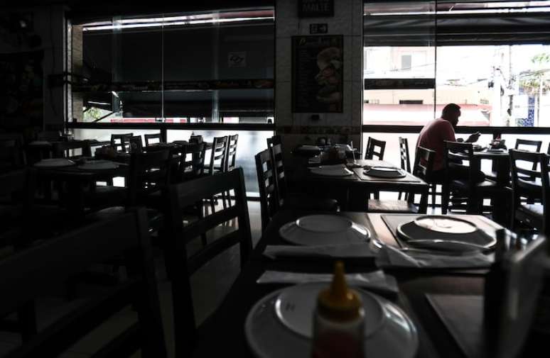 Restaurante sem energia elétrica na Rua Teodoro Sampaio, em Pinheiros, na zona oeste.