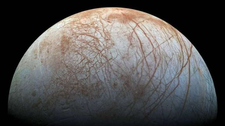 A missão da Nasa Europa Clipper tem como objetivo sobrevoar a gelada lua de Júpiter para descobrir se ela possui os ingrdientes necessários para habitar vida