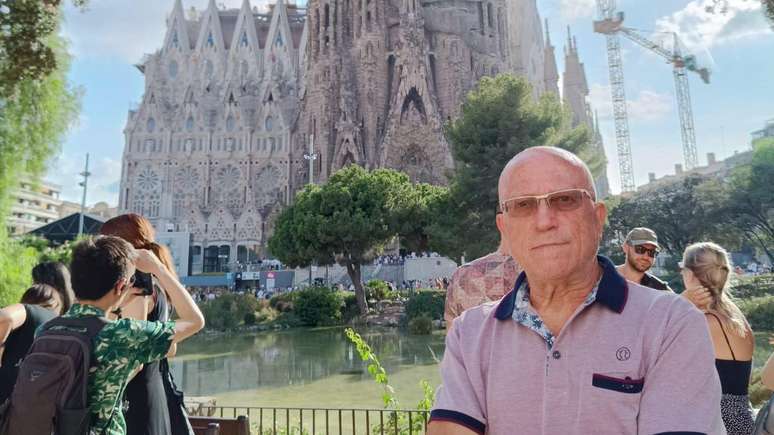 David Soler com a Sagrada Família ao fundo; ele diz que até gírias locais estão se perdendo