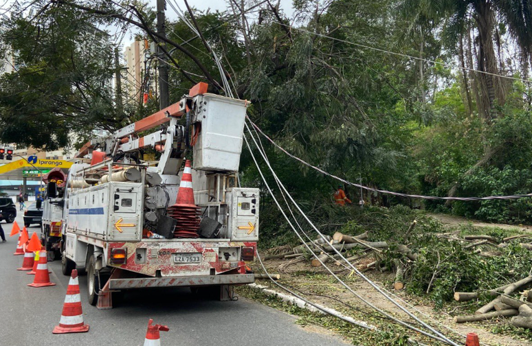 Veículo da Enel trabalhando em restauração de energia em SP