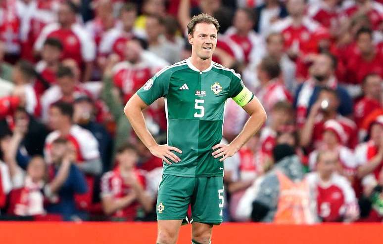 Jonny Evans (Irlanda do Norte) durante jogo contra a Dinamarca, no dia 16.06.2023