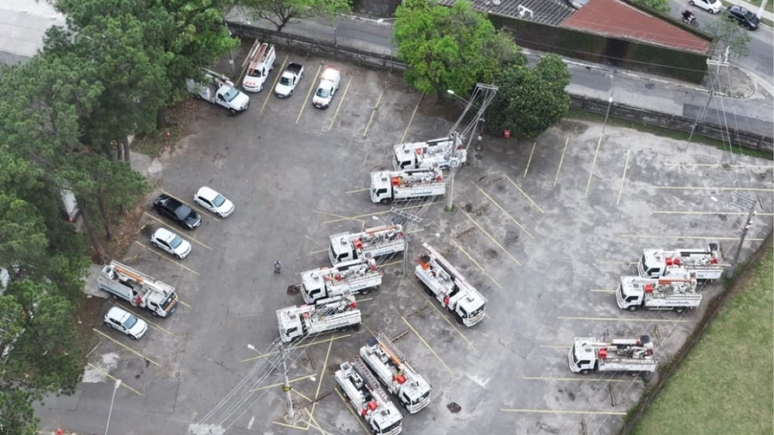 Pátio da Enel com carros e caminhões estacionados