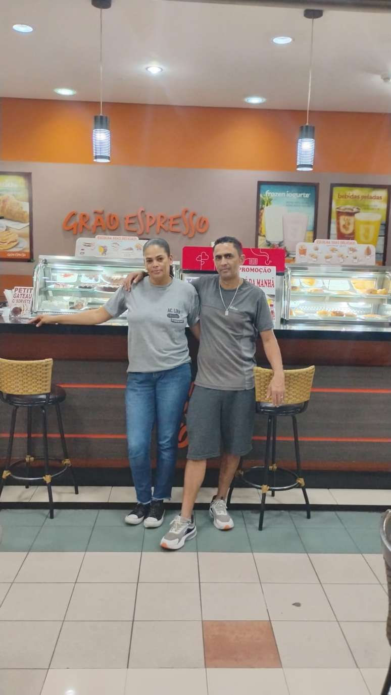 Márcia ao lado do marido na loja Grão Espresso, no Shopping Center Lapa, em São Paulo