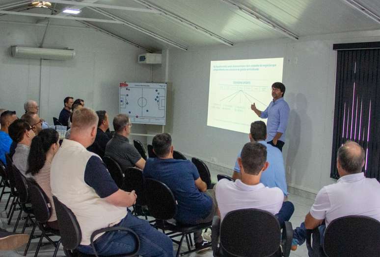 Guillerme Bellintani en conversación con consultoras de Londrina