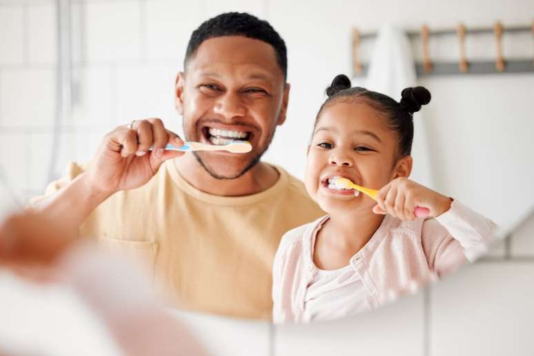 É importante que a criança entenda que escovar o dente deve ser um hábito diário 