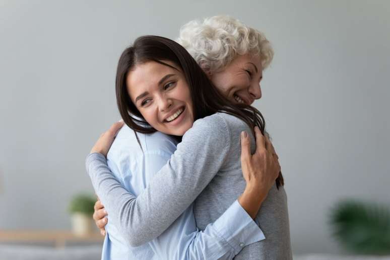 Ao receber um abraço, o corpo libera serotonina e dopamina, hormônios ligados a felicidade e ao bem-estar 