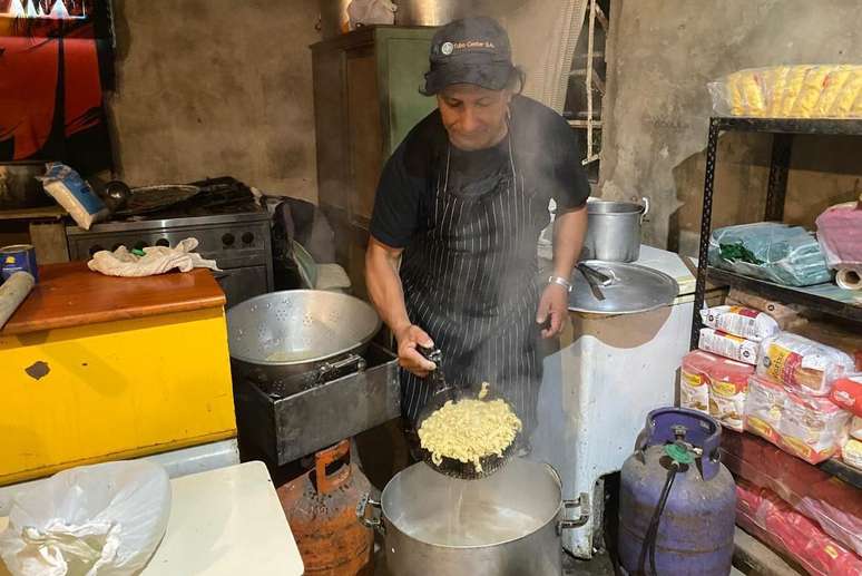 No país famoso por seu 'churrasco', comer carne se tornou um luxo, e muitos refeitórios, como o de José, costumam oferecer refeições à base de macarrão