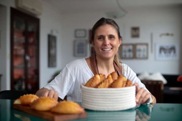 A padeira Helena Mil-Homens, da St. Chico, com o pão de leite