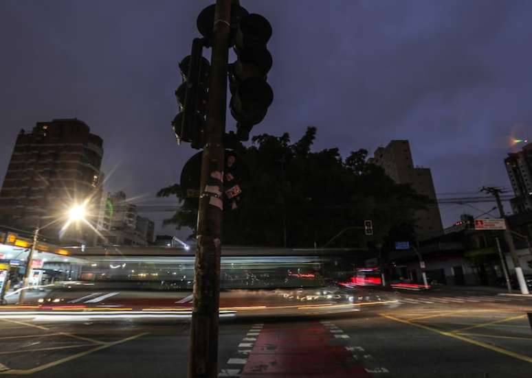 Na foto, cruzamento da Avenida Henrique Schaumann com a Rua Teodoro Sampaio com os semáforos desligados por falta de energia elétrica. Bairros ainda estão sem luz desde a noite de sexta-feira, 11.