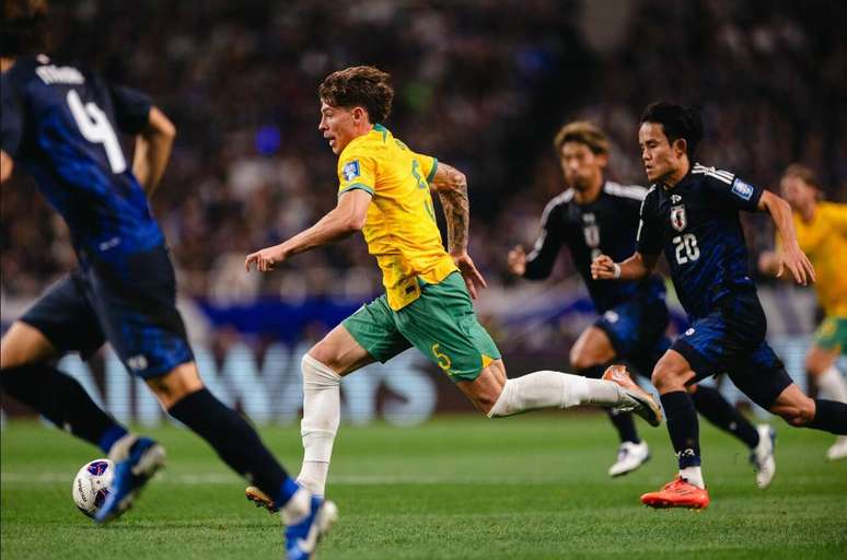 Bos (de amarelo) leva a Austrália ao ataque, mas  Kubo tenta ajudar o Japão na marcação.