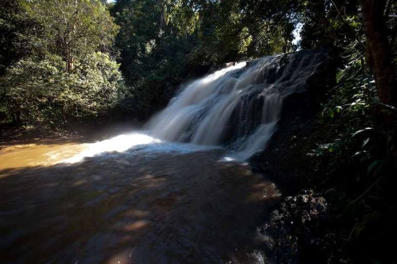 Cachoeira em Analândia, no interior de São Paulo; Aquífero Guarani é o maior manancial de água doce subterrânea transfronteiriço do mundo, que abrange os Estados de Goiás, Mato Grosso do Sul, Minas Gerais, São Paulo, Paraná, Santa Catarina e Rio Grande do Sul, além de Paraguai, Uruguai e Argentina.