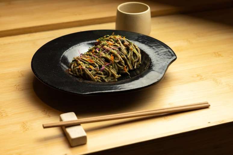 Prato sobá com pesto de folhas de chá verde do restaurante de culinária japonesa Aizomê da chef Telma Shiraishi