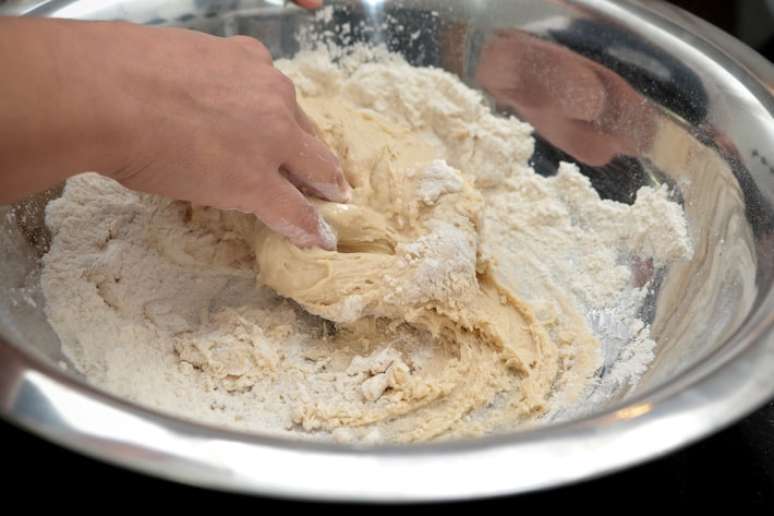 Para fazer pão, um dos utensílios essenciais é um bowl ou uma bacia, para misturar os ingredientes