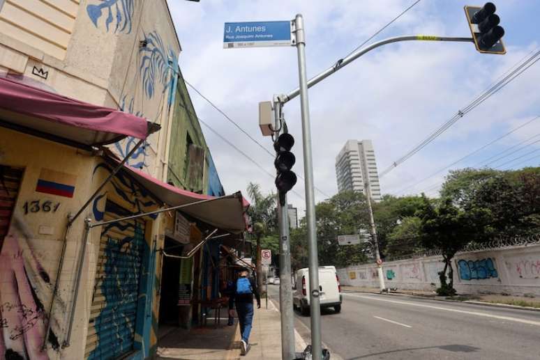 Moradores e comerciantes da Rua Joaquim Antunes, em Pinheiros, ficaram sem luz até por volta de 11h30 desta segunda