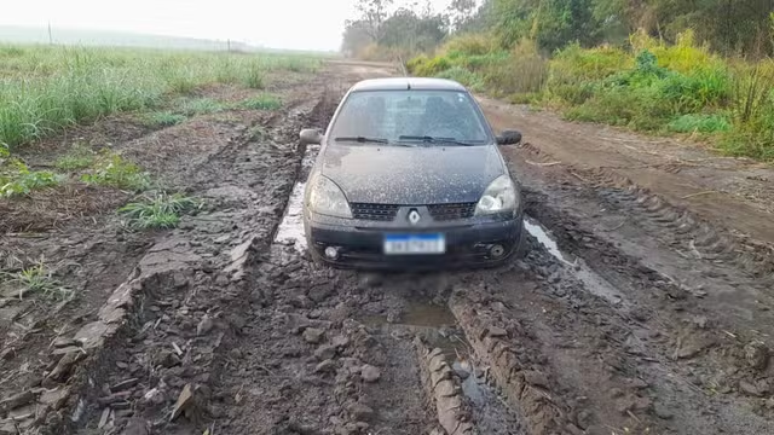 Ao tentar escapar de carro, suspeito acabou atolando na lama, o que o forçou a abandonar o veículo e seguir a pé 