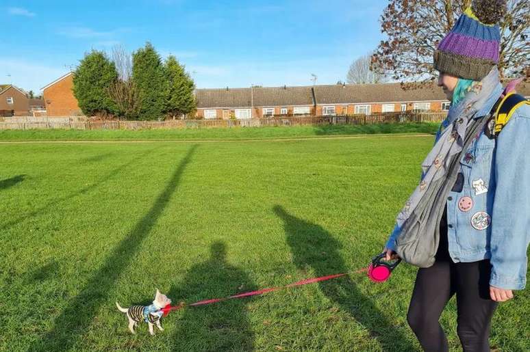 Rebekah passeava com seu cachorro em um campo quando incidente ocorreu