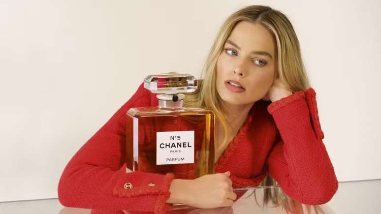 Margot Robbie é o novo rosto do Chanel n°5