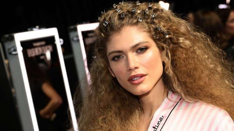 A brasileira Valentina Sampaio se tornou a primeira modelo transgênero a representar a Victoria's Secret em 2019 — e participou do desfile de retorno da marca na terça-feira