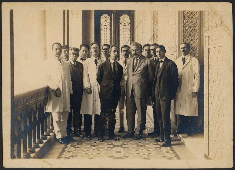 Einstein visitou o Instituto Oswaldo Cruz, no Rio de Janeiro. Ele posou para esta foto com vários cientistas, entre eles o diretor da organização, o médico Carlos Chagas (ao centro)