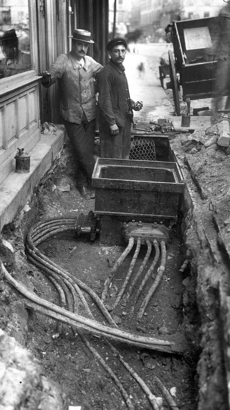 Instalação de cabos elétricos subterrâneos em Paris, 1910