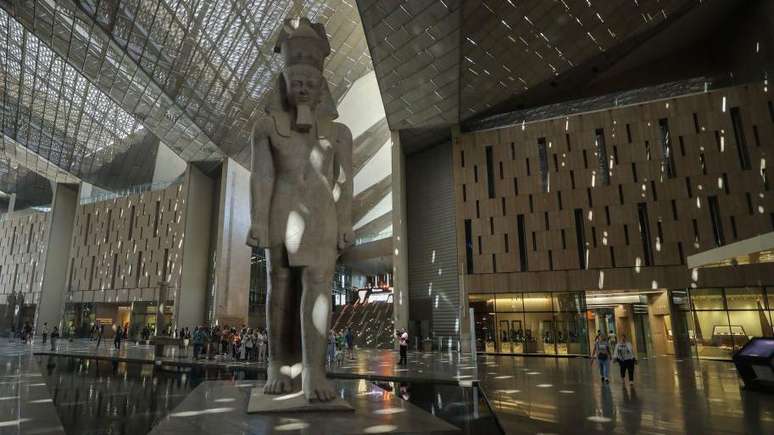 Uma imensa estátua de Ramsés 2 dá as boas-vindas aos visitantes do Grande Museu Egípcio