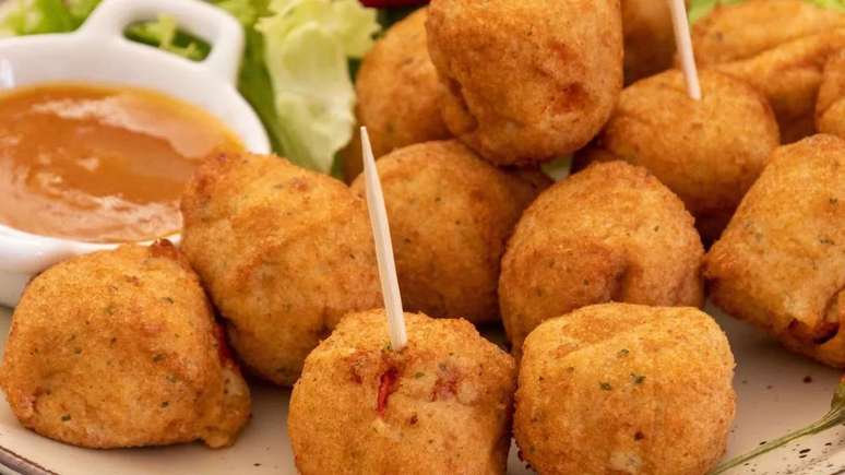 Bolinho de peixe com geleia de pimenta – Foto: Shutterstock