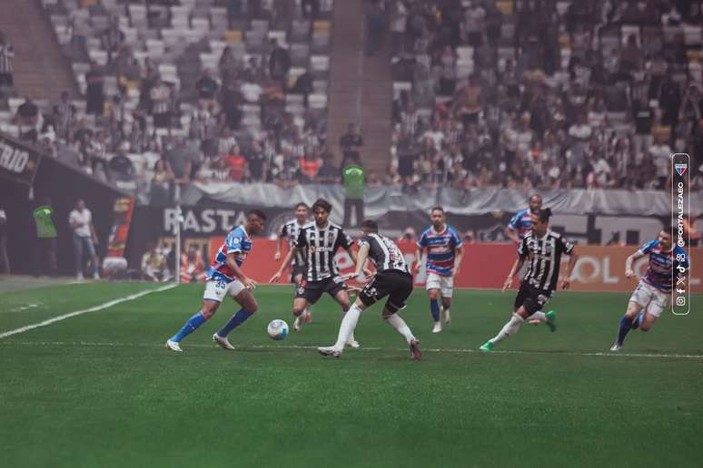 Fortaleza e Atlético Mineiro em ação na Arena MRV. 