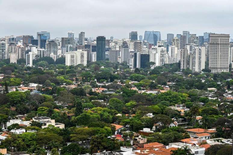 Bairros nobres, como Pinheiros (foto) são altamente arborizados e sofrem menos com ilhas de calor