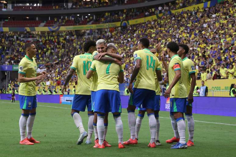 Grandes gols e pênaltis garantem vitória do Brasil sobre o Peru e evitam crise