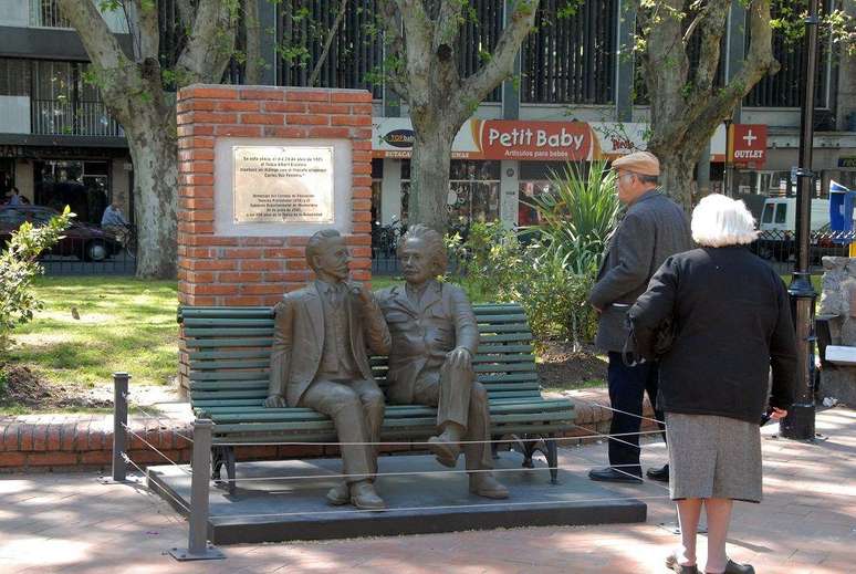 Escultura do filósofo Carlos Vaz Ferreira e Einstein sentados em um banco na praça