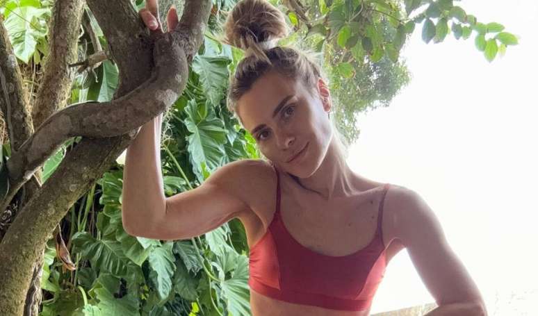 Carolina Dieckmann exibe barriga sequinha e corpo definido em look fitness após ter corpo criticado.