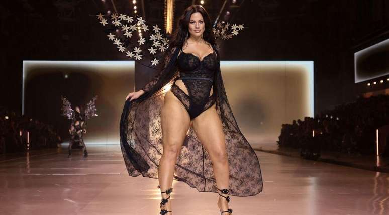 A participação de Ashley Graham, modelo plus size, foi vista como um gesto simbólico de diversidade corporal por alguns