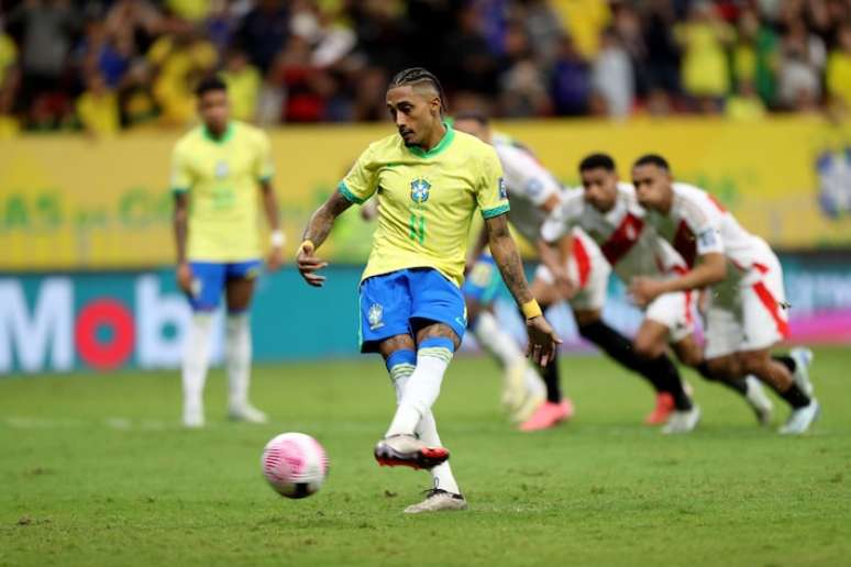 Rafinha marca o primeiro gol de pênalti na vitória do Brasil contra o Peru por 4 a 0