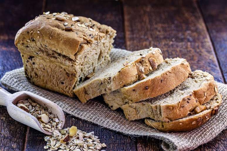 Pão de aveia com castanhas e linhaça