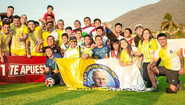 Parte del equipo que celebra el acceso a la élite del fútbol peruano -