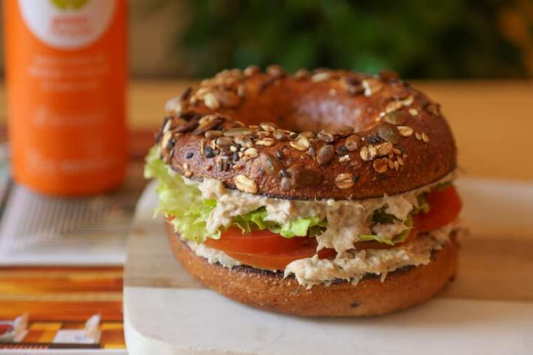 Sanduíche de atum com salada.