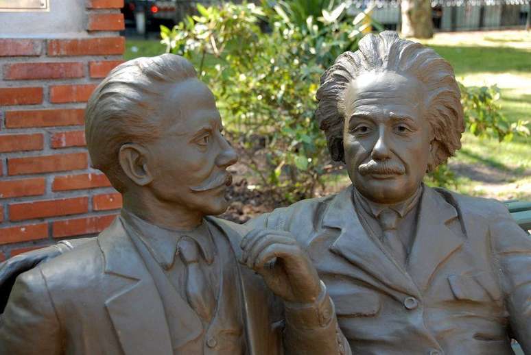 Escultura na Praça dos 33 Orientais, em Montevidéu, que representa o encontro entre Einstein e o filósofo Carlos Vaz Ferreira, em 1925