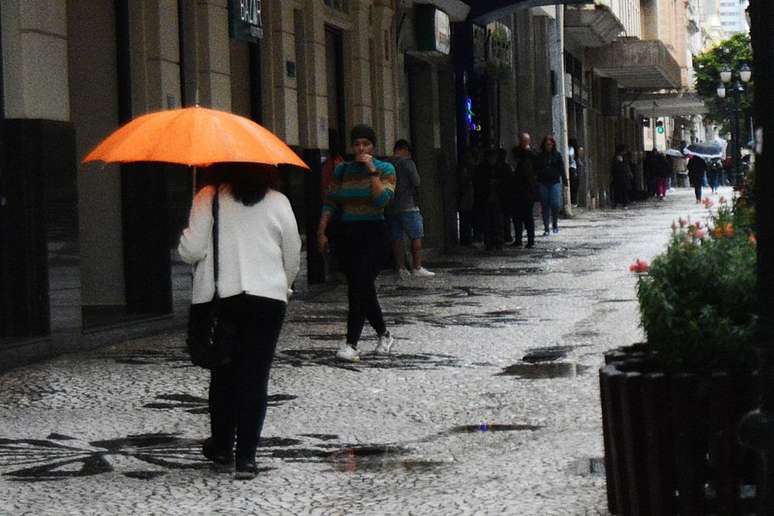 Movimentação de pedestres no centro de Curitiba (PR), na sexta-feira, 11 de outubro de 2024