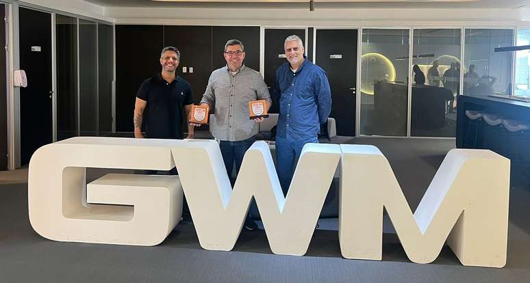 André Leite (GWM) com os troféus entregues por Marcio Fernandes (Terra) e Sergio Quintanilha (Guia do Carro)