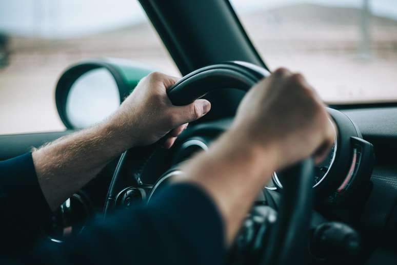 Dirigir sempre com as duas mãos no volante é uma das regras básicas de segurança