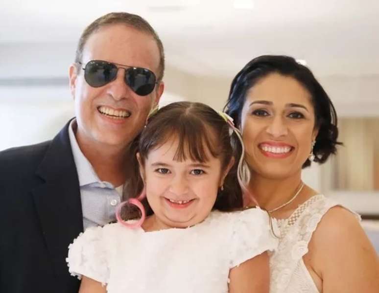 A pequena Laura assistiu ao casamento dos pais, Dudu e Valeska, menos de 1 mês antes de o radialista morrer de câncer