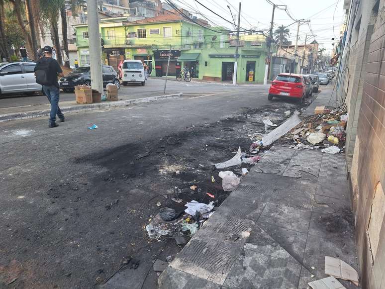 Dois carros pegaram fogo quando atingidos por um poste caído