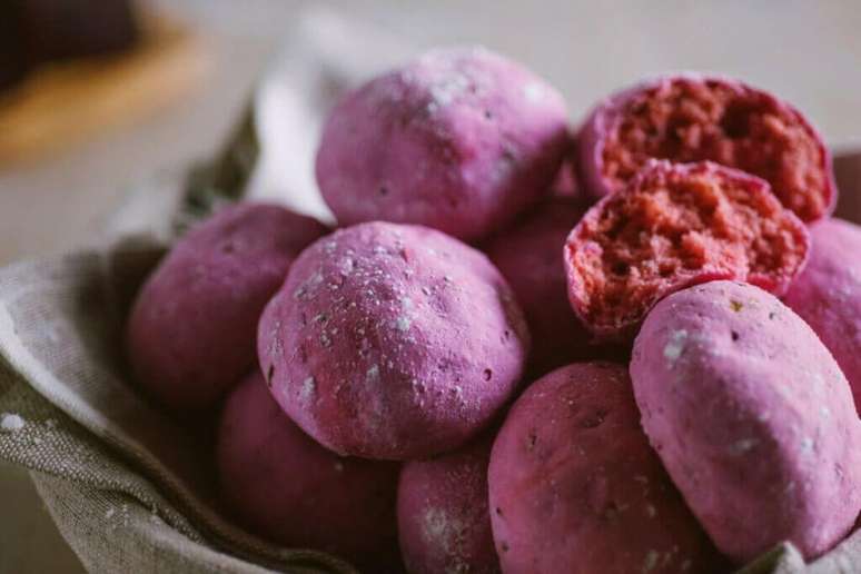 Pão de queijo de batata-doce roxa