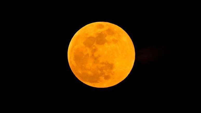 Superlua fotografada nos céus de Singapura nesta quinta-feira