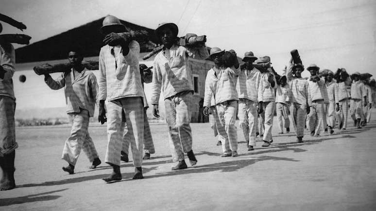 Código penal é historicamente usado no Brasil para criminalizar a população negra, diz Gabriel Sampaio (foto de 1938 na penitenciária de Ilha Grande)